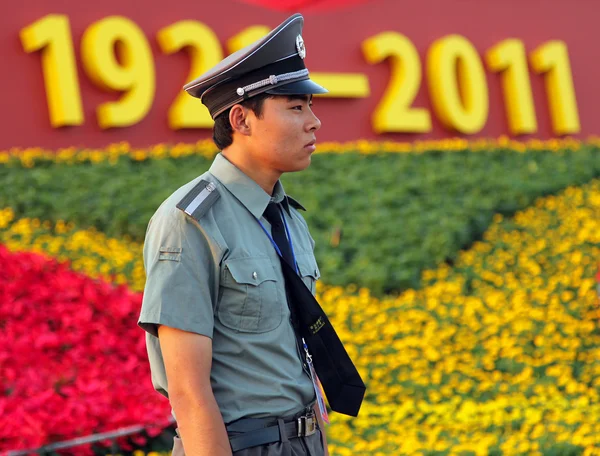 Żołnierz stoi strażnik na tle symboli komunistycznych na placu tiananmen w Pekinie, Chiny — Zdjęcie stockowe