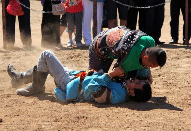 İç Moğolistan, Çin - 14 Temmuz: Moğol gençler güreş yakınındaki hohhot bozkır içinde
