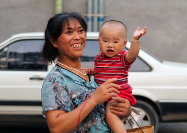Beijing, Çin - 4 Temmuz: Çinli kadınla mutlu bebek onun silah, beijing, Çin