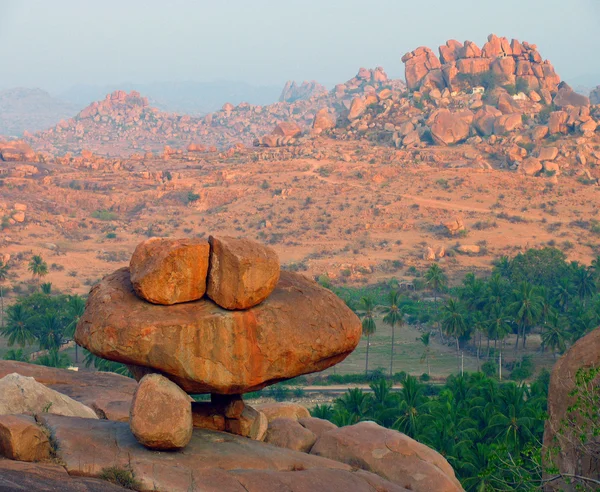 Balansera gigantiska stenblock malayavanta kulle i hampi, karnata — Stockfoto