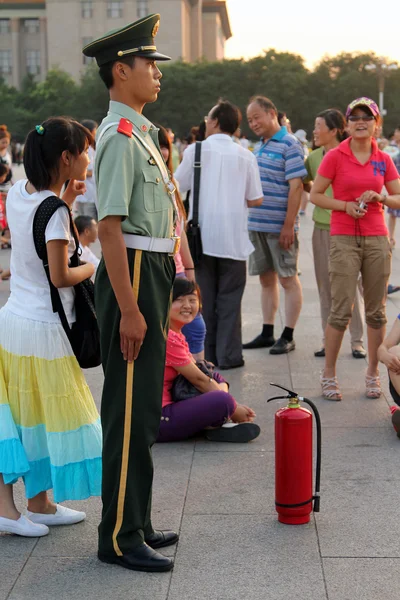 Beijing - 3 juli: en soldat står vakt vid Himmelska fridens torg Royaltyfria Stockfoton