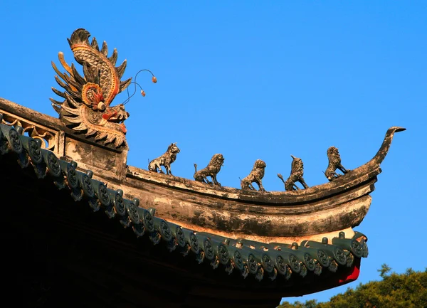 Telhado chinês tradicional decorado com figuras de animais — Fotografia de Stock