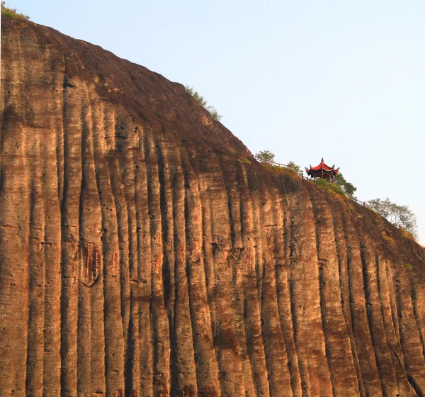 Kinesiska paviljongen på klippan, wuyi bergen, fujian provinsen o — Stockfoto