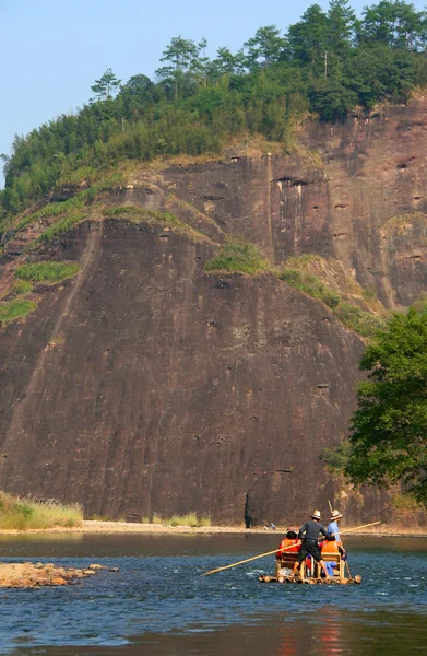 ล่องแก่งบนแม่น้ําเก้าโค้ง, Wuyishan, ประเทศจีน — ภาพถ่ายสต็อก