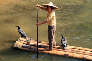 Yangshuo, Çin - 5 Kasım: l bir bambu Sal üzerinde Çinli kadın