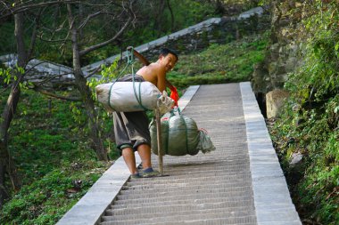 Wudang shan, china - 1 Kasım 2007: St büyük balya olan adam
