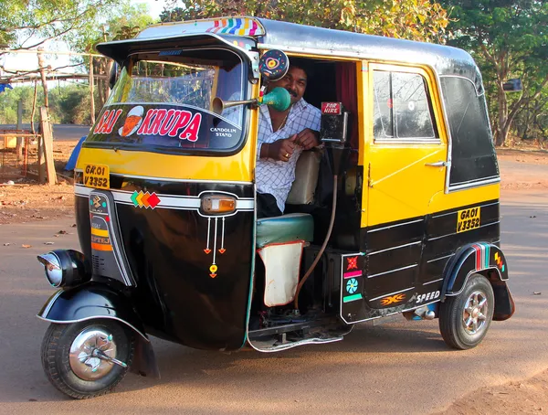 GOA, ÍNDIA - FEB 11, 2014: Indian auto rickshaw. Riquixás automáticos — Fotografia de Stock