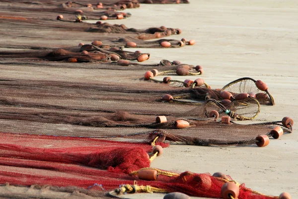 Redes de pesca que se secan en la costa de arena del Océano Índico — Foto de Stock