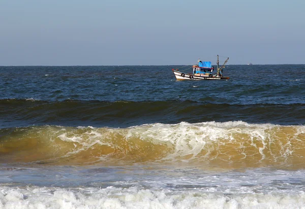 Bateau de pêche dans la mer — Photo