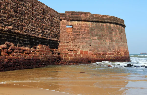 Fort Aguada's ramparts overlook Sinquerim Beach and the Arabian — Stock Photo, Image