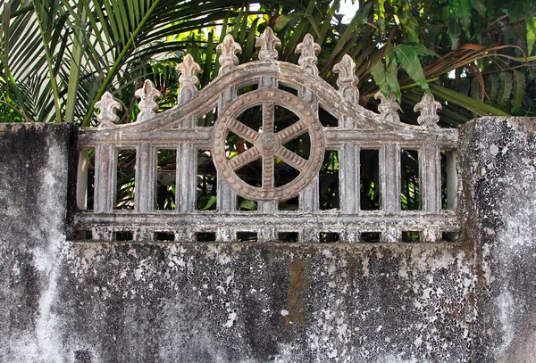 Old fence in the city square, Goa, India — Stock Photo, Image