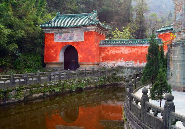 Lila moln templet i wudang berg, hubei-provinsen, Kina — Stockfoto