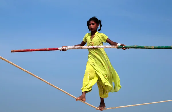 Goa, Indien - feb 12: vandrande indiska lindansare spela o Royaltyfria Stockfoton