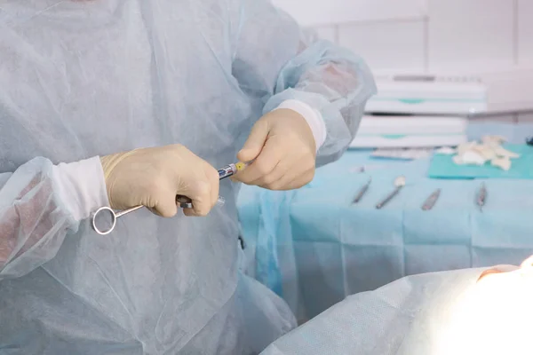 Stomatologie modernă. Medicii au mâinile cu o seringă. Anestezie înainte de extracția dinților și plasarea implantului. Doar mâinile. Cu spațiu de copiere — Fotografie, imagine de stoc