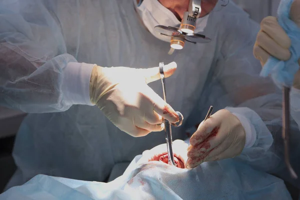 Хірург Жартує Анестезією Пацієнту Стоматологи Працюють Операційній Сучасна Стоматологія Встановлення — стокове фото