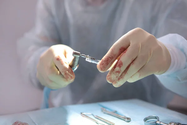 Dentista Retira Implante Dentário Embalagem Instalação Implantes Uma Clínica Odontológica — Fotografia de Stock