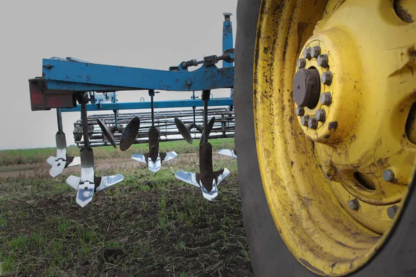 Landbouwmachines voor het oogsten van groenten. Boeren. Oogstapparatuur in het veld. Een close-up. Onscherp. Boerderij. Landbouw. — Stockfoto