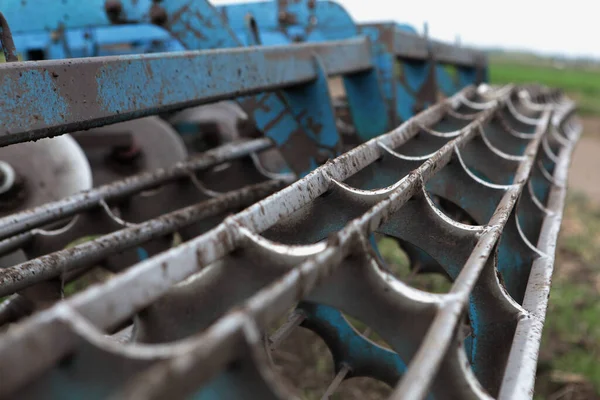 Landbouwmachines voor het oogsten van groenten. Boeren. Oogstapparatuur in het veld.Close-up. Onscherp.. — Stockfoto