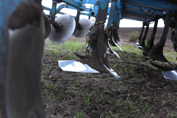 Maquinaria agrícola para la cosecha de verduras. La agricultura. Equipo de cosecha en el campo. Primer plano. Tierras agrícolas. Cultivo de tierras. — Foto de Stock