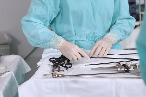 Asistenta Medicală Pregătește Instrumentul Pentru Chirurgia Laparoscopică Asistenţă Pentru Operaţiuni — Fotografie, imagine de stoc