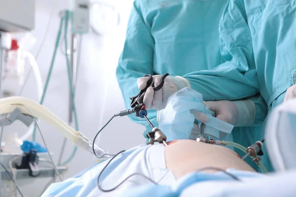 Instrumenty Medyczne Rękach Lekarzy Operacja Laparoskopowa Nowoczesny Sprzęt Medyczny Usunięcie — Zdjęcie stockowe