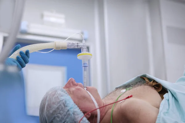 介绍麻醉药的医疗设备 病人脸上的呼吸面罩 医疗麻醉 准备行动 拯救生命 捐赠概念 — 图库照片