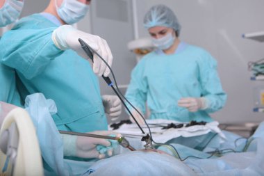 Laparoskopik ameliyat. Gerçek bir operasyon. Fıtık çıkarma. Modern ameliyat. Hayat kurtarıyor. Cerrahlar laparoskopik ameliyat yapıyor..
