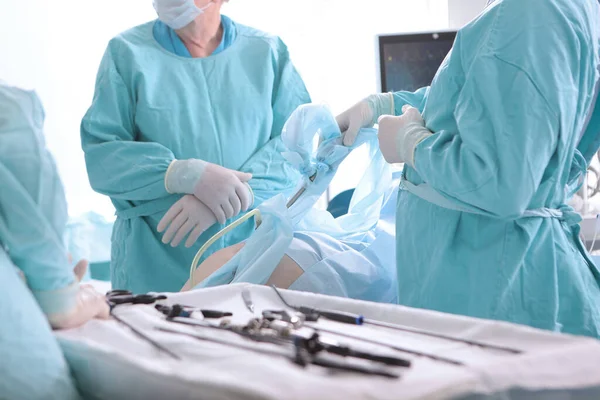 Cirurgiões Realizam Cirurgia Laparoscópica Cirurgia Laparoscópica Operação Sob Anestesia Geral — Fotografia de Stock