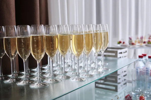 Ricevimento Secolare Bicchieri Champagne Sul Tavolo Buffet Una Festa Sociale — Foto Stock