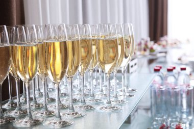 Büyük miktarlarda şarap bardakları. Alkollü bir içecekle sosyal bir parti. Açık büfede şampanya. Bayram konsepti. Bir gala yemeği ya da bir etkinlik. Alkolik içecek..