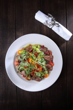 Peynir soslu deniz ürünleri salatası. Düz kat. Üst görünüm. Boşluğu kopyala. Restoran ya da kafe menüsü. Dikey fotoğraf. Şenlikli servis..