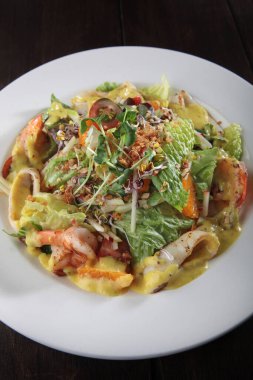 Peynir soslu deniz ürünleri salatası. Düz kat. Üst görünüm. Boşluğu kopyala. Restoran ya da kafe menüsü. Dikey fotoğraf. Şenlikli servis..