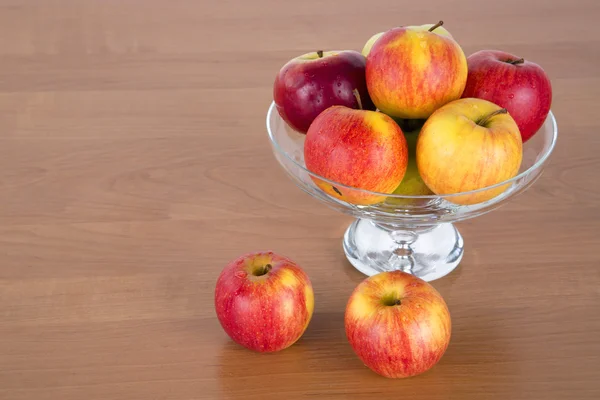 Яблоки в стакане — стоковое фото