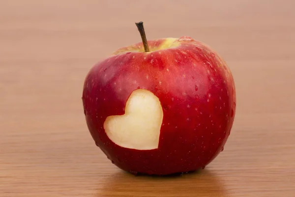 Cuore sulla mela fresca, un tema di San Valentino — Foto Stock