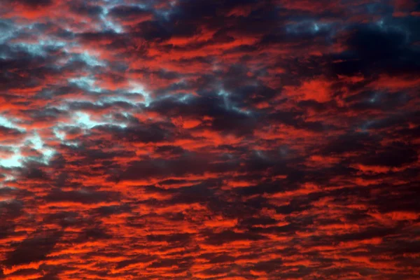 Прекрасные облака на закате — стоковое фото
