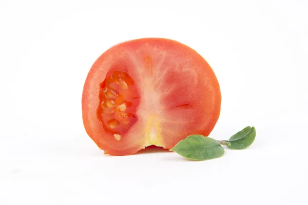 Ντομάτα φρέσκια φέτα, απομονωμένη. — 图库照片