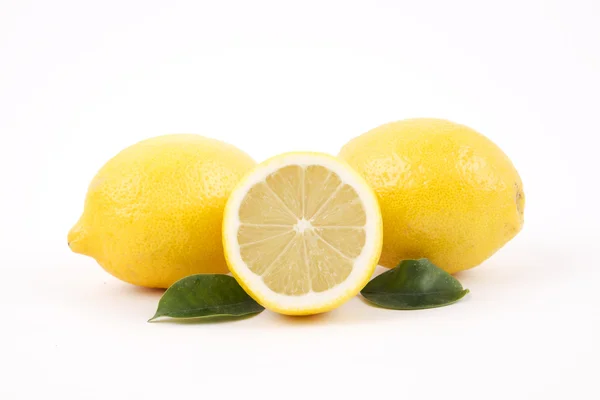 Limones frescos con rebanada — Foto de Stock