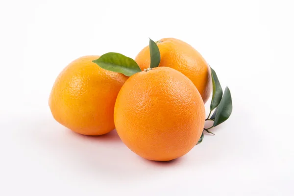 Frische Orangen auf weißem Hintergrund — Stockfoto