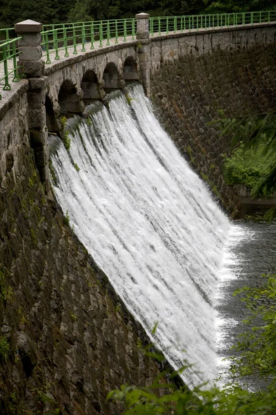 강 위의 댐 — 스톡 사진