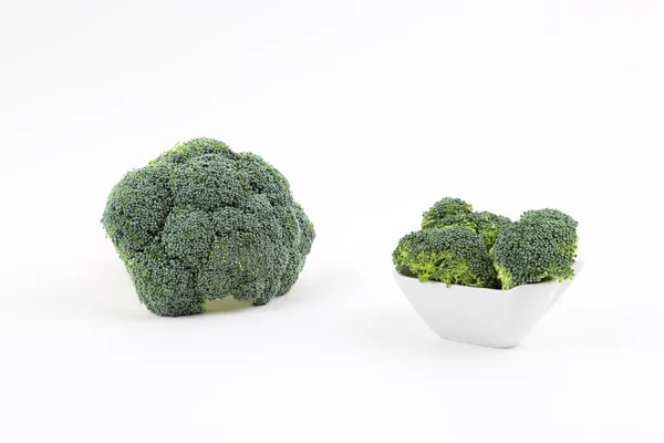 Broccoli freschi in una ciotola di porcellana — Foto Stock