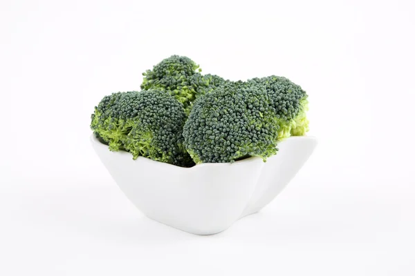 Broccoli freschi in una ciotola di porcellana — Foto Stock