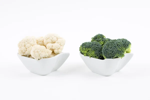 Broccoli freschi e cavolfiore in ciotole di porcellana — Foto Stock