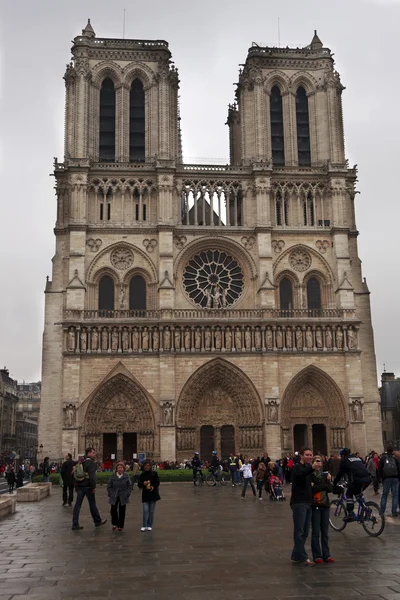 PARÍS - 29 DE ABRIL: Catedral de Notre Dame en París, Francia, 29 de abril de 2011 . — Foto de Stock