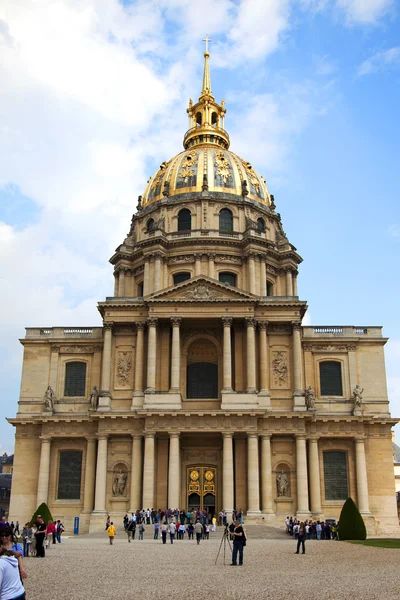 巴黎，法国-4 月 30 日： 教堂的圣路易斯 des 荣军院在 2011 年 4 月 30 日在巴黎. — 图库照片