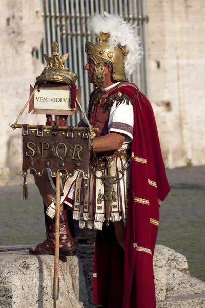 Realización de gladiadores romanos en el Coliseo —  Fotos de Stock