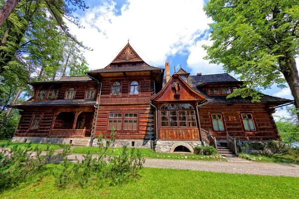 Old house in the mountain style, in Zakopane, Poland. — Stock Photo, Image