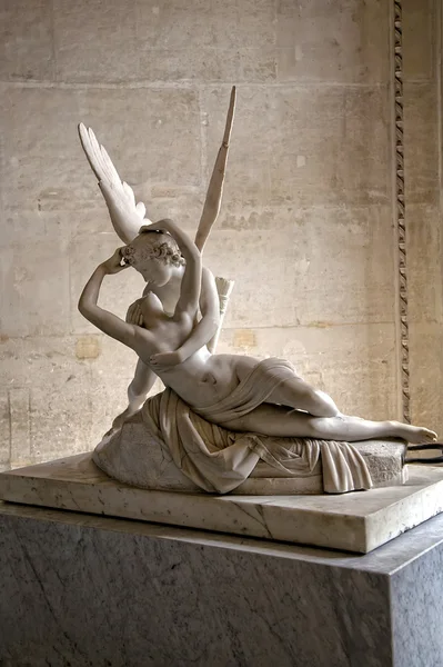 Psyche nieuw leven ingeblazen door cupid's kiss, louvre, Parijs. — Stockfoto