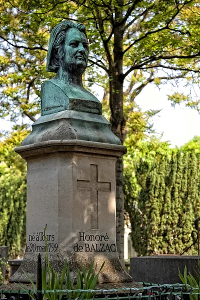 Honoré de balzac, památník v hřbitov pere lachaise, Paříž — Stock fotografie