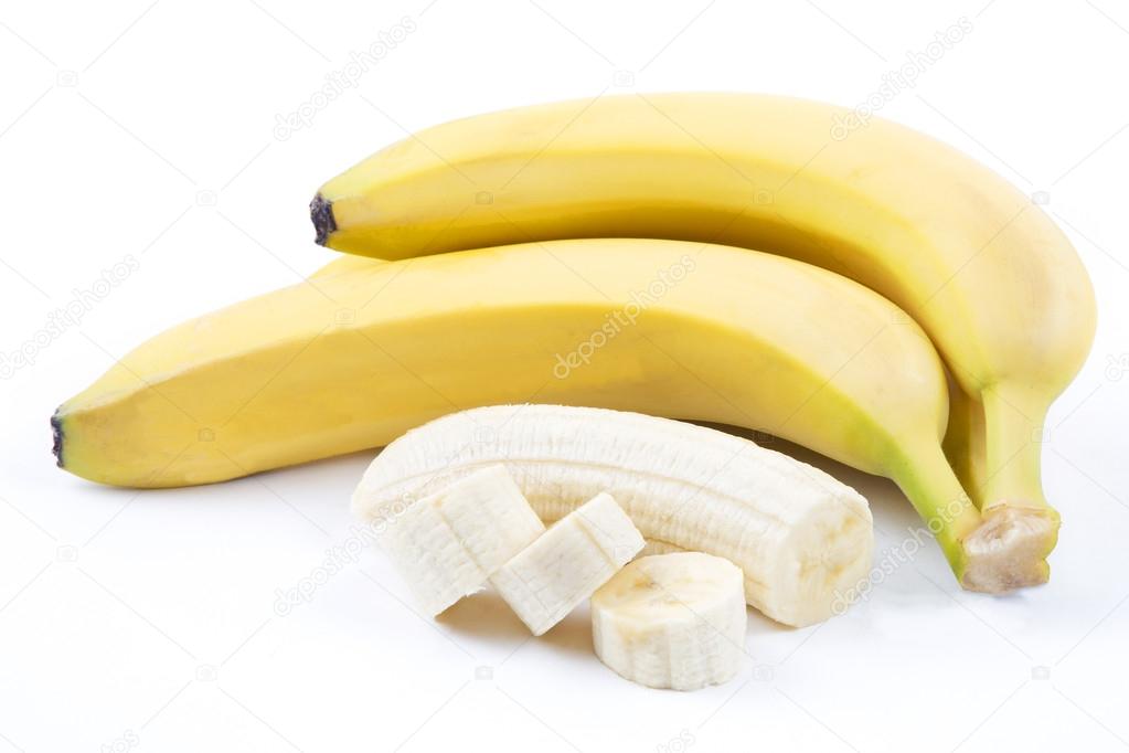 The ripe bananas with pieces