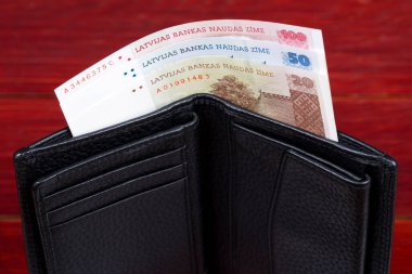 Letonya parası - siyah cüzdanda etiketler